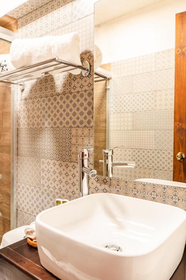 Yox Hotel Boutique Сан-Кристобаль-де-Ла-Касас Экстерьер фото Bathroom tiles