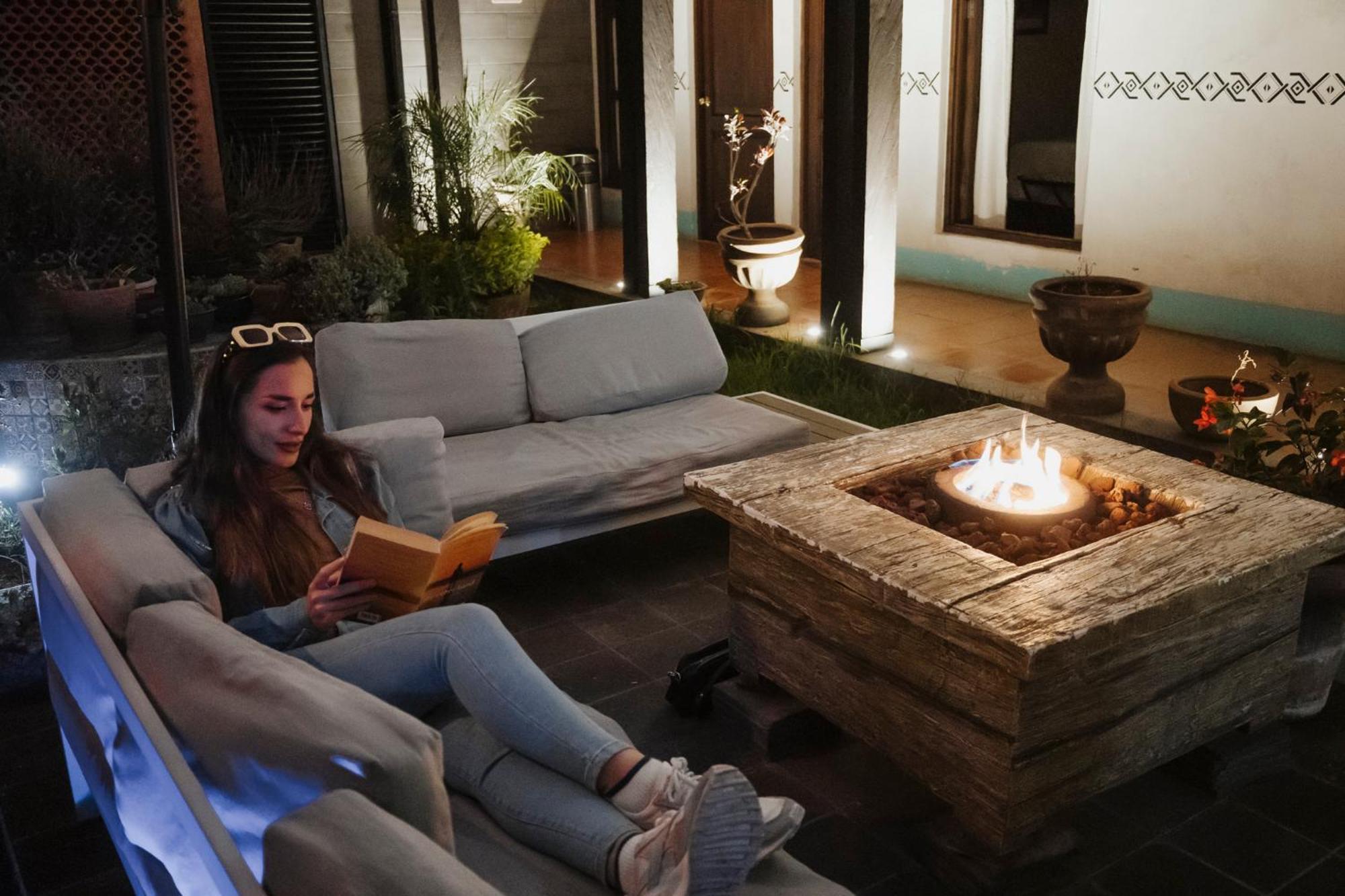 Yox Hotel Boutique Сан-Кристобаль-де-Ла-Касас Экстерьер фото A woman reading a book in a hotel