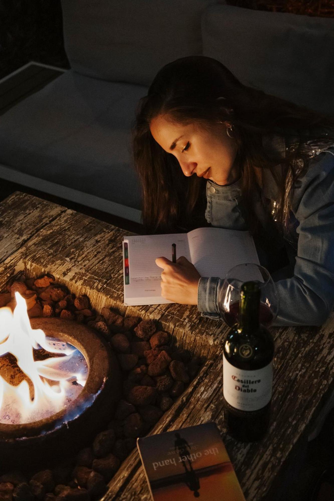 Yox Hotel Boutique Сан-Кристобаль-де-Ла-Касас Экстерьер фото A woman writing in a journal